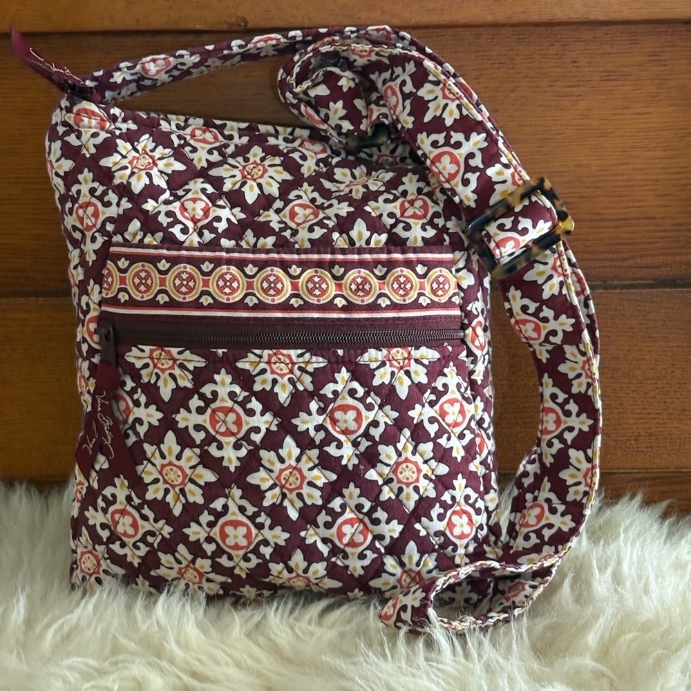 Vera Bradley ‘Hipster’ Medallion Burgundy and Cream Crossbody Bag - Picture 2 of 5